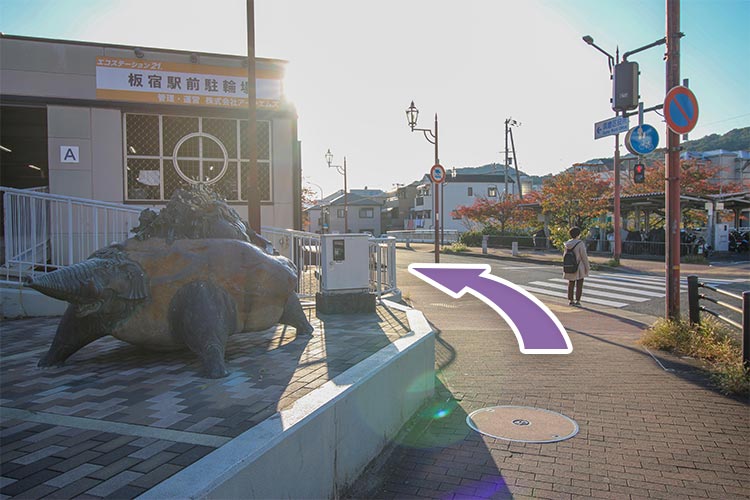 板宿駅前駐輪所の右(脇道)を進みます
