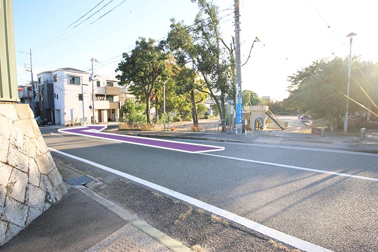 突き当りの公園を右に進みます