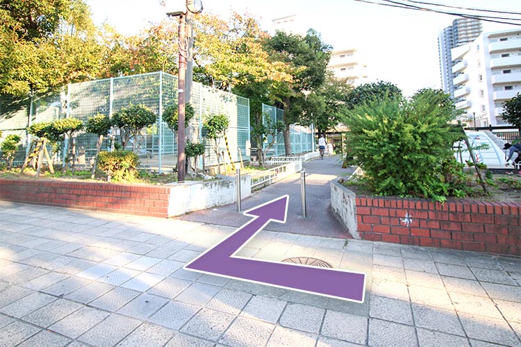 右に曲がり小道を進みます