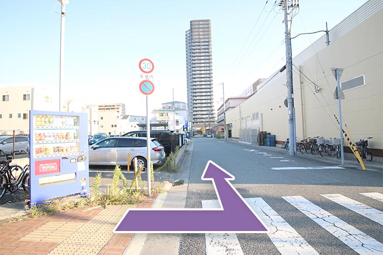 スーパーの左の道を進みます