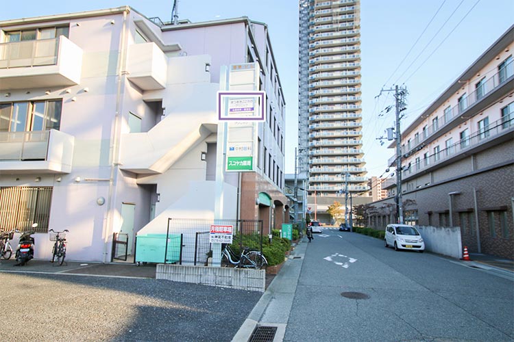 直進すると左側にクリニックのビルが見えます
