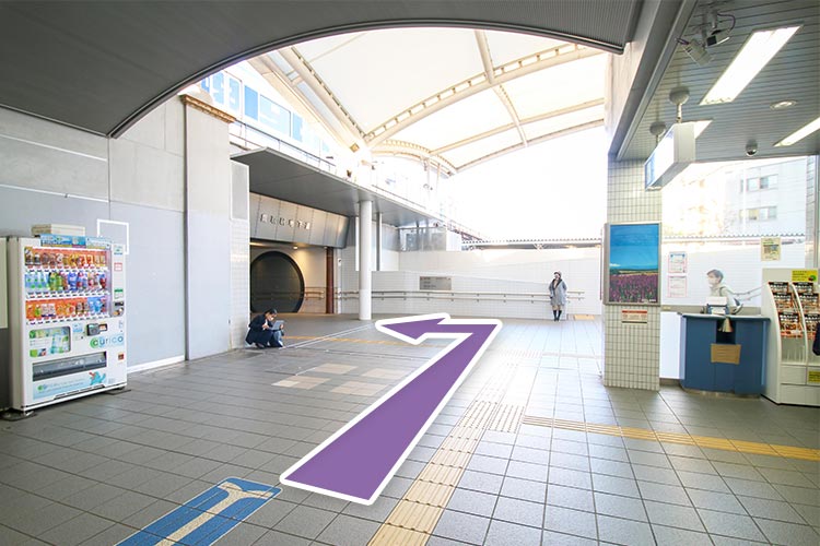 改札を出て左に曲がります