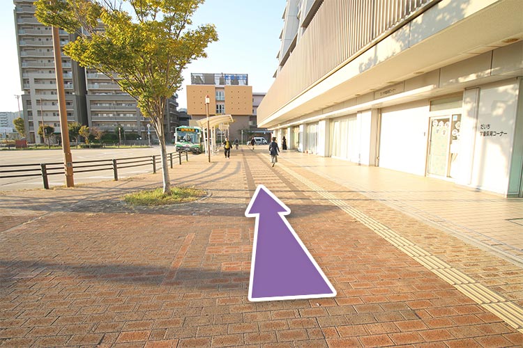 バス停を左に直進します