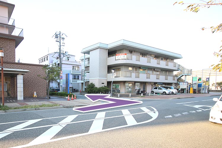 高橋病院さんの右の道を直進します