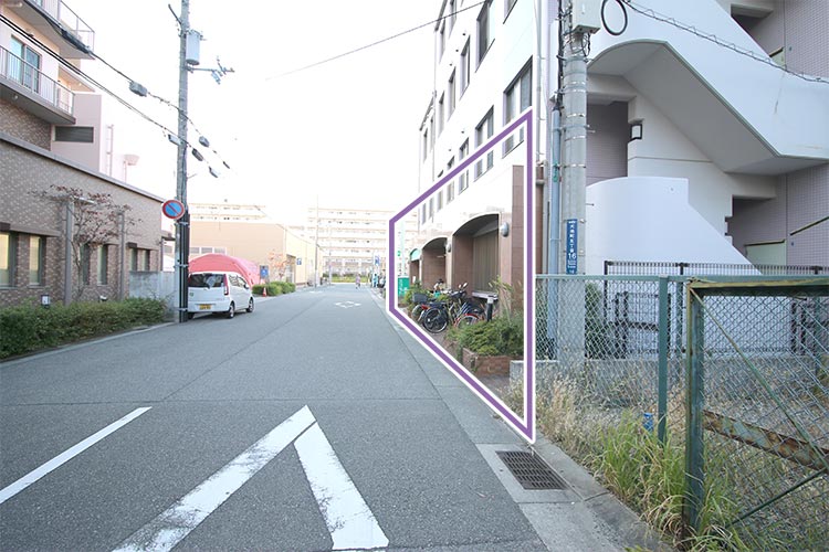 右側にクリニックのビルが見えてきます