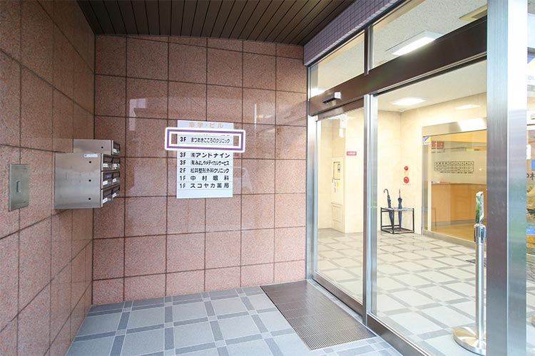 エレベーターで3階にお上がりください